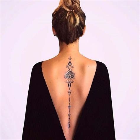 tattoo colonne vertébrale femme|Tatouage colonne vertébrale femme : 30 des plus。